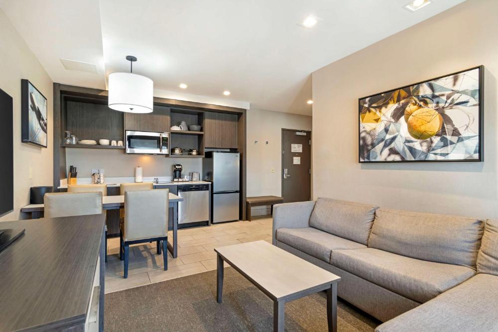 Queen Suite with Two Queen Beds and Balcony interior